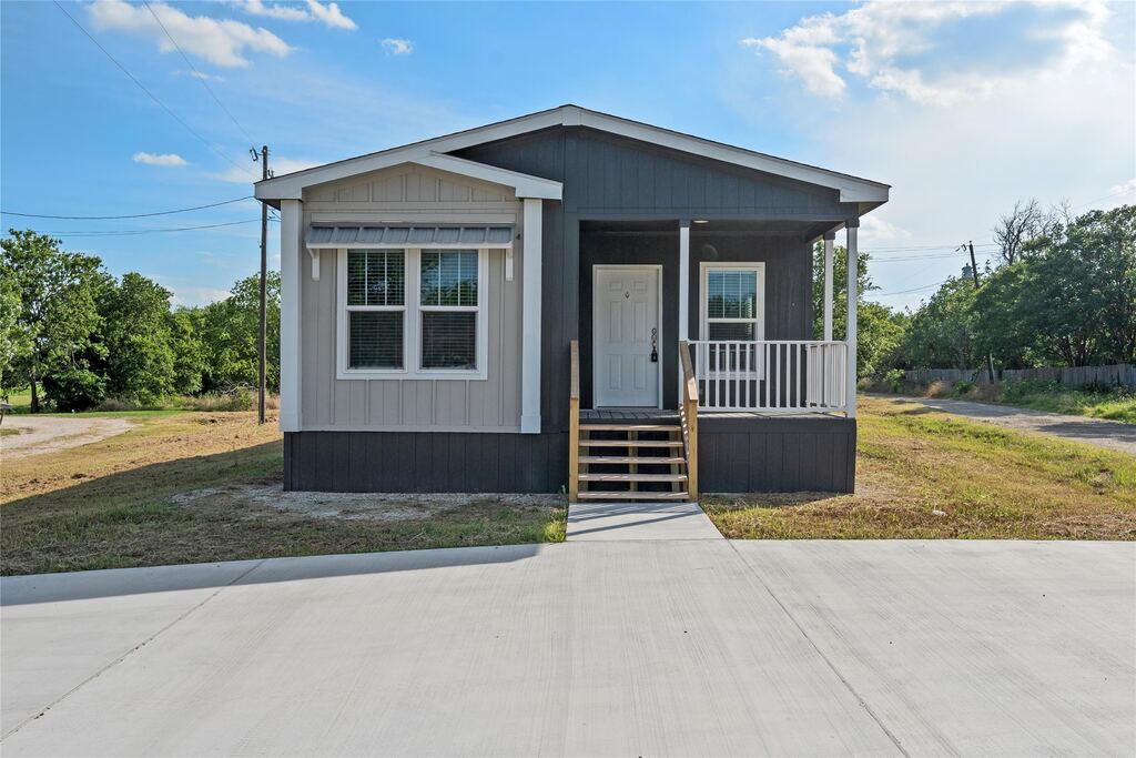 202 N 6th Street, Mount Calm, TX 76673 — photo 1
