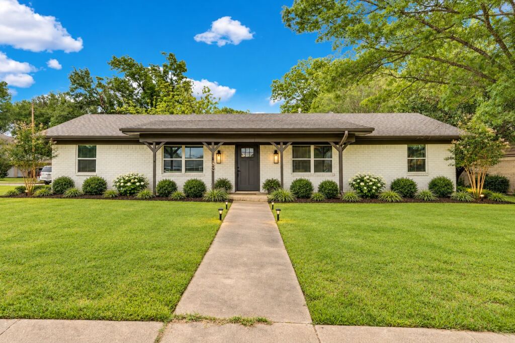 1104 Williamsburg Drive, Ennis, TX 75119 — photo 1