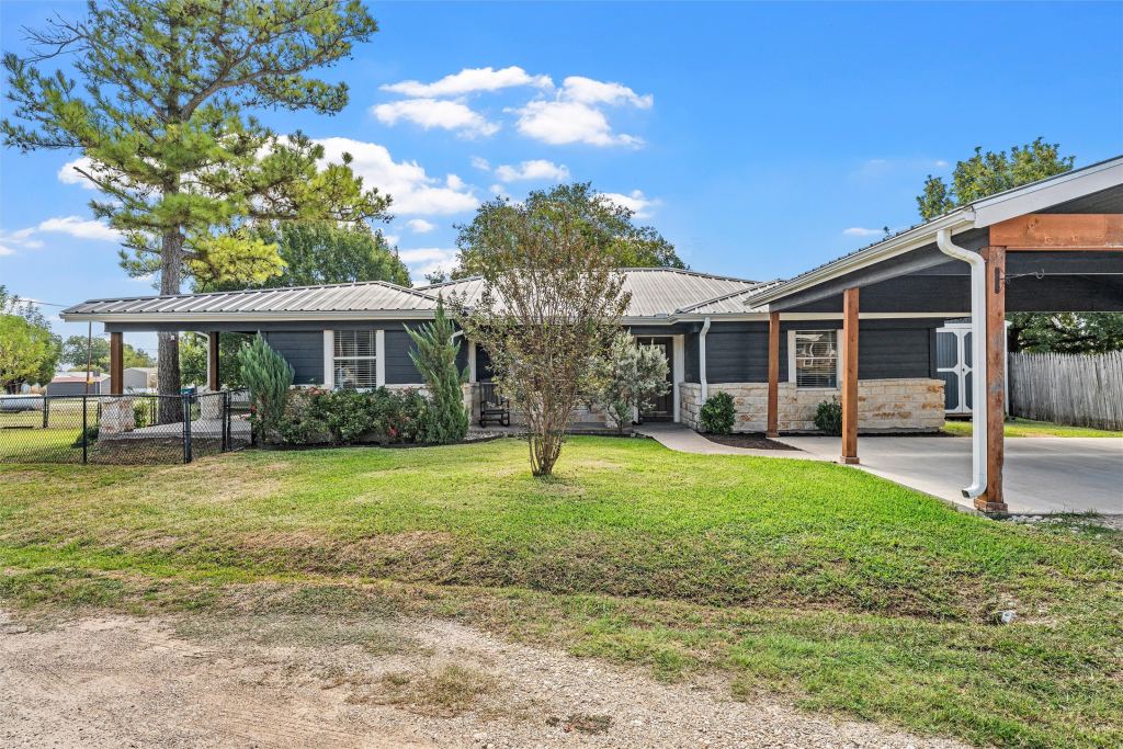 111 N Morgan Street W, Mount Calm, TX 76673 — photo 1