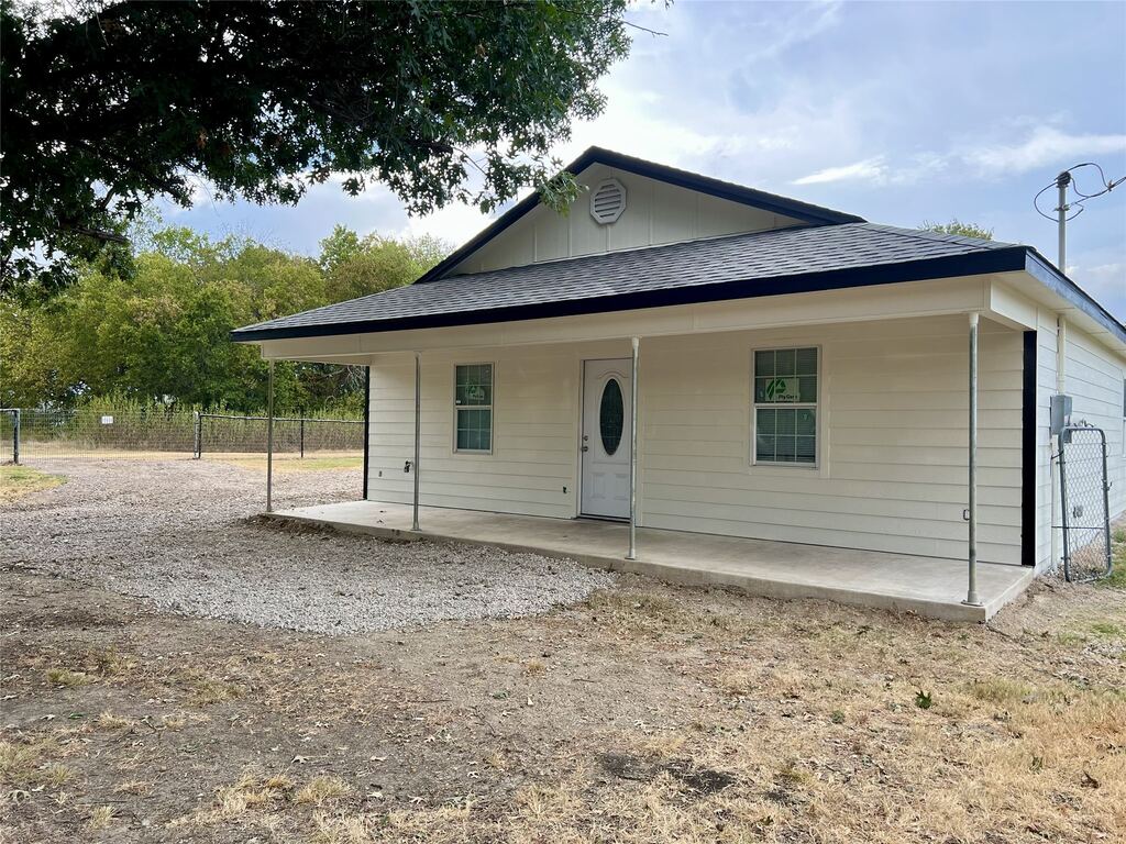 503 E Sanger Street, Celeste, TX 75423 — photo 1