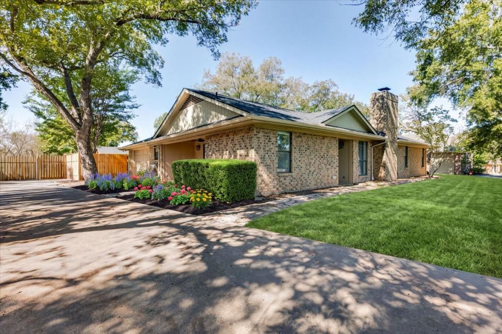 8105 Ravenswood Road