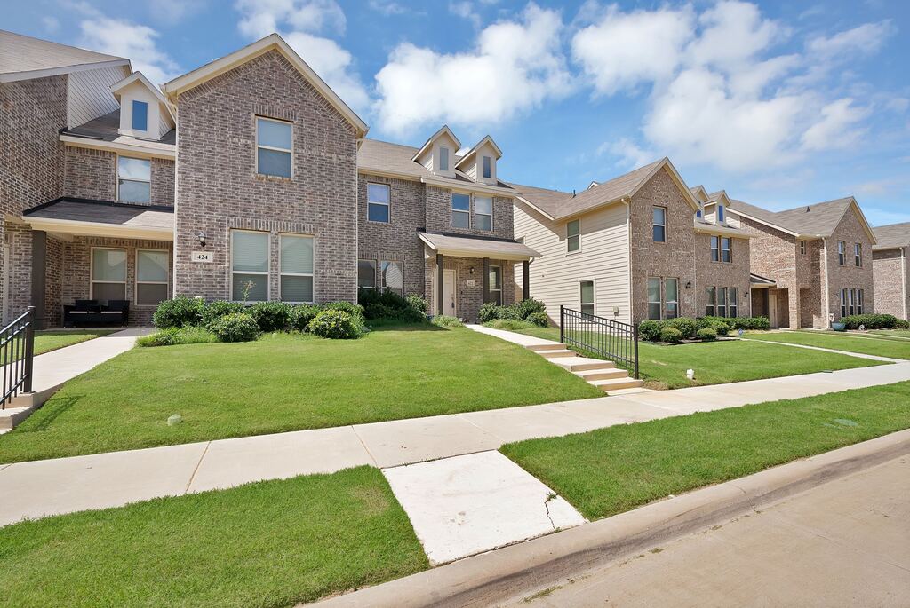 422 Milverton Drive, Fort Worth, TX 76036 — photo 1