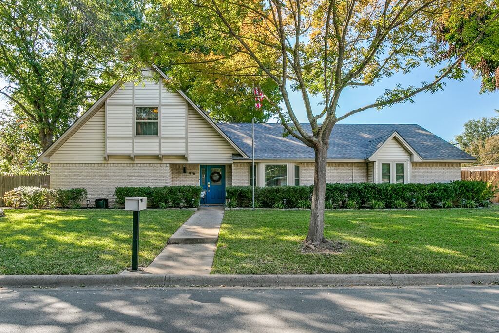 916 Willow Way, Benbrook, TX 76126 — photo 1