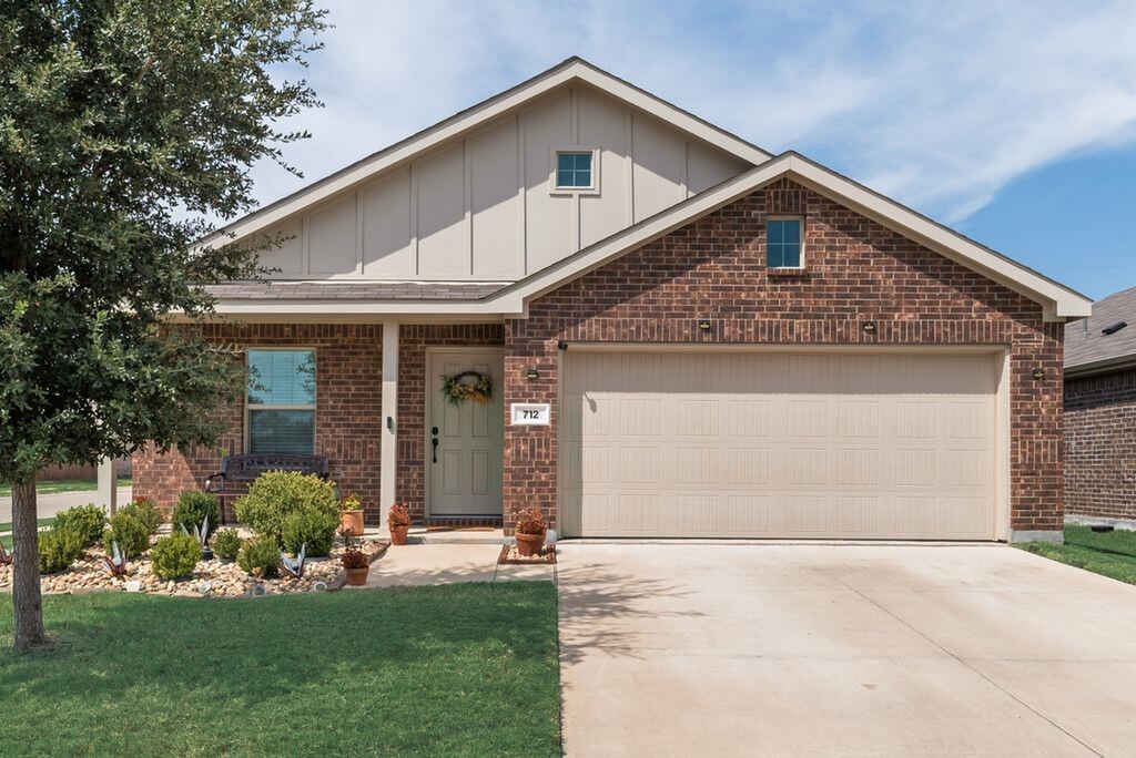 712 Odlozil Lane, Ennis, TX 75119 — photo 1
