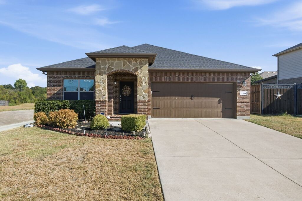 7101 Creighton Court, Fort Worth, TX 76120 — photo 1