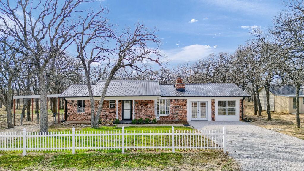 191 Seneca Trail S, Nocona, TX 76255 — photo 1