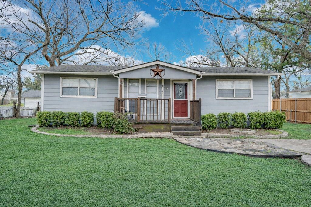 205 W Latimer Street, Ennis, TX 75119 — photo 1