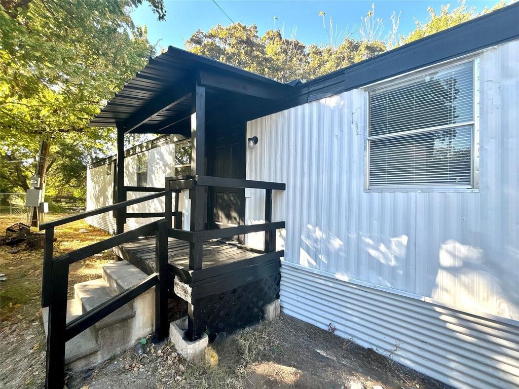 307 E Cates 400, Bridgeport, TX 76426 — photo 1