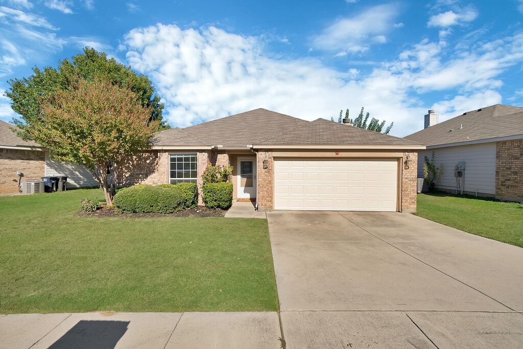 660 Rosario Lane, Fort Worth, TX 76052 — photo 1