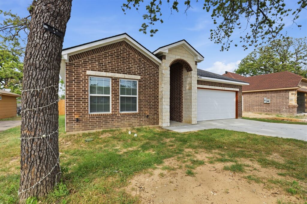 2611 Hunting Drive, Fort Worth, TX 76119 — photo 1