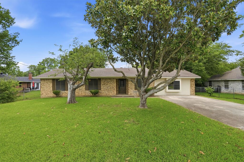 108 Loraine Street, Pottsboro, TX 75076 — photo 1