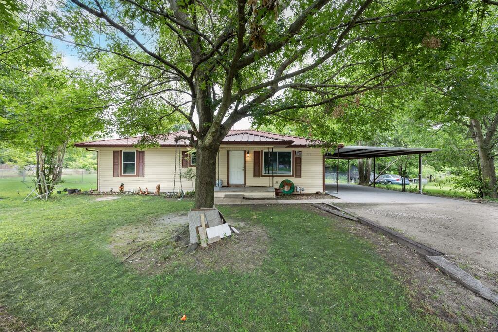 571 S 1st Street, Point, TX 75472 — photo 1
