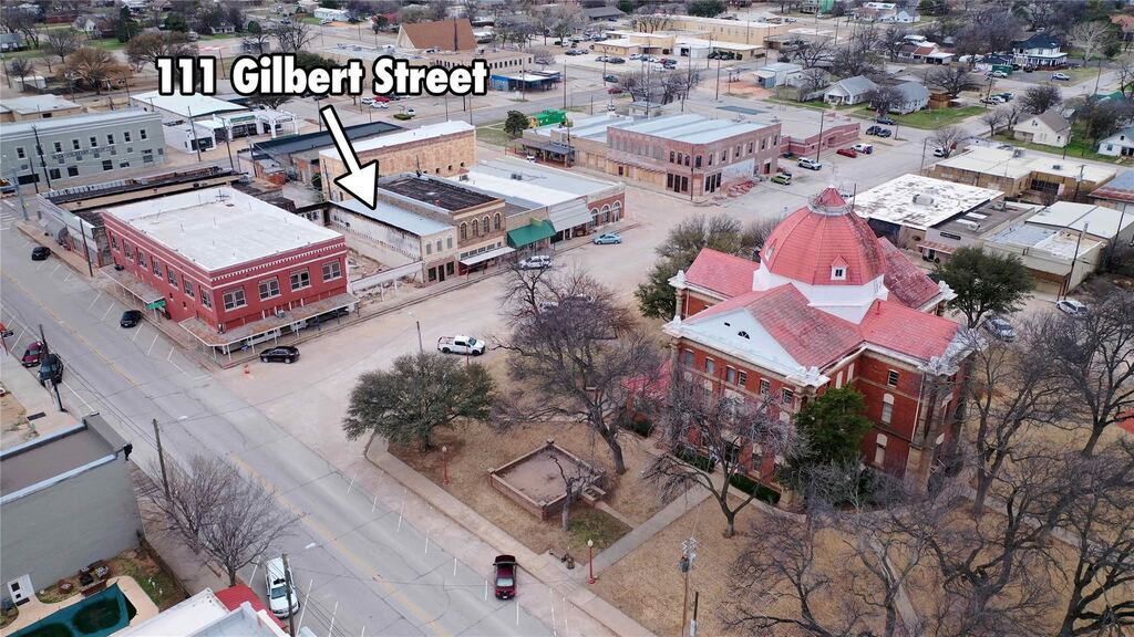 111 W Gilbert Street, Henrietta, TX 76365 — photo 1