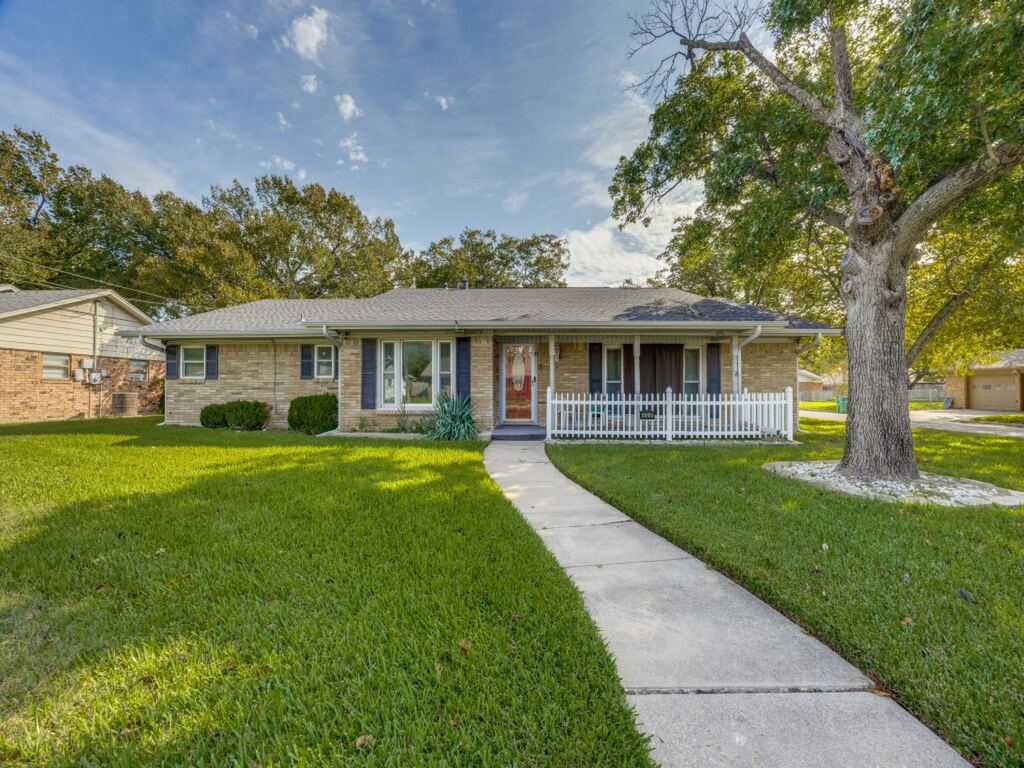 400 Rosedale Drive, Gainesville, TX 76240 — photo 1