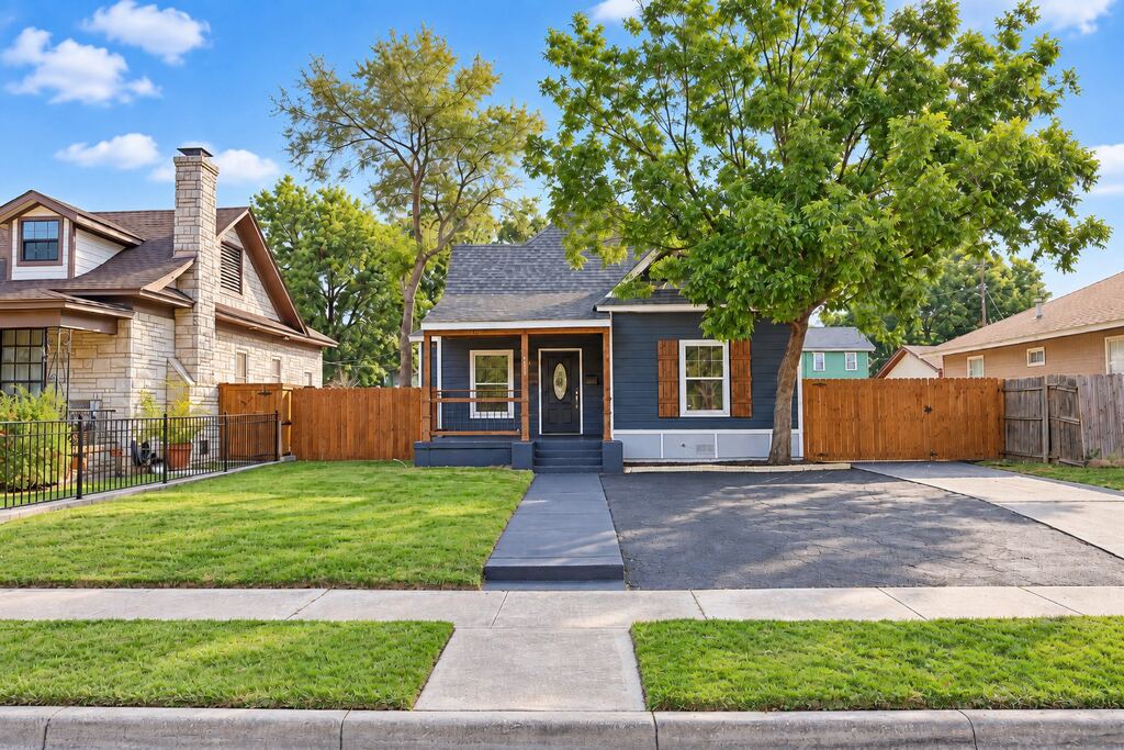 1417 Circle Park Boulevard, Fort Worth, TX 76164 — photo 1