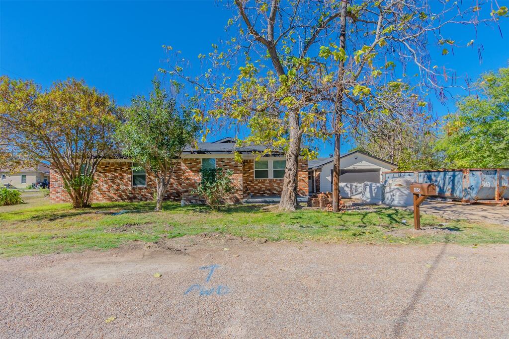 605 Lloyd, Italy, TX 76651 — photo 1