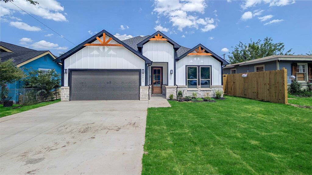 2825 S Grove Street, Fort Worth, TX 76104 — photo 1