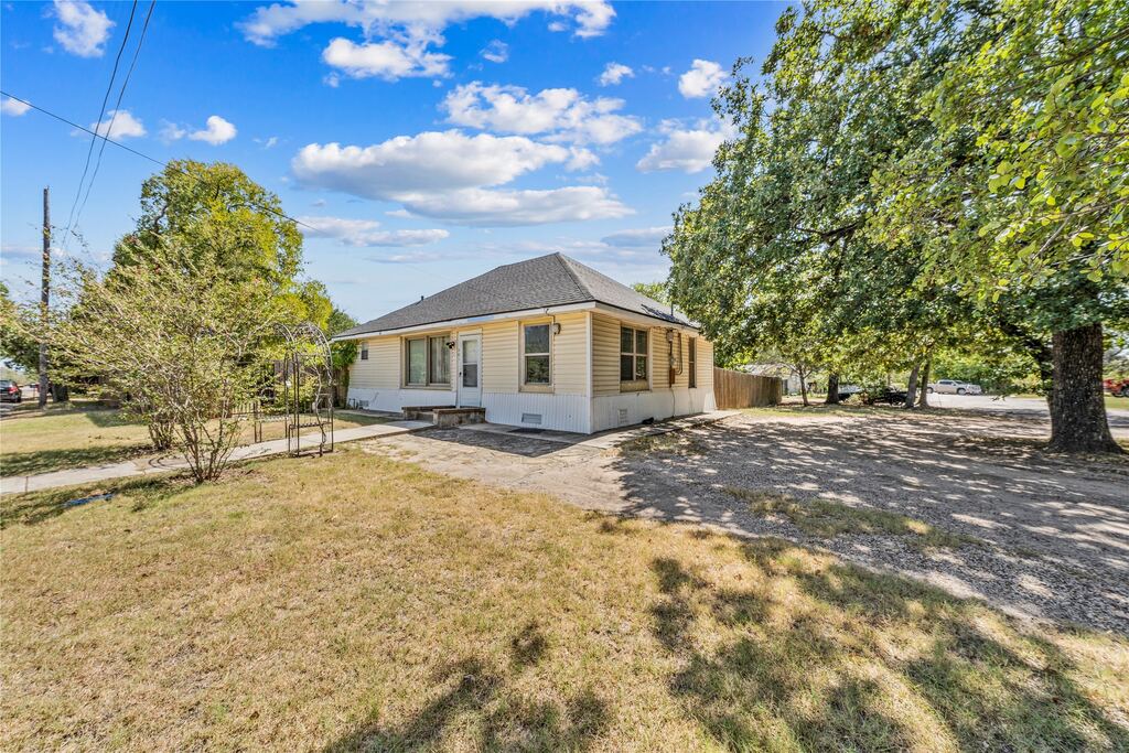 401 Powers Street, Lacy Lakeview, TX 76705 — photo 1