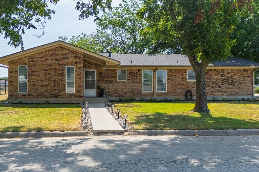 239 S Pine Street, Muenster, TX 76252 — photo 1