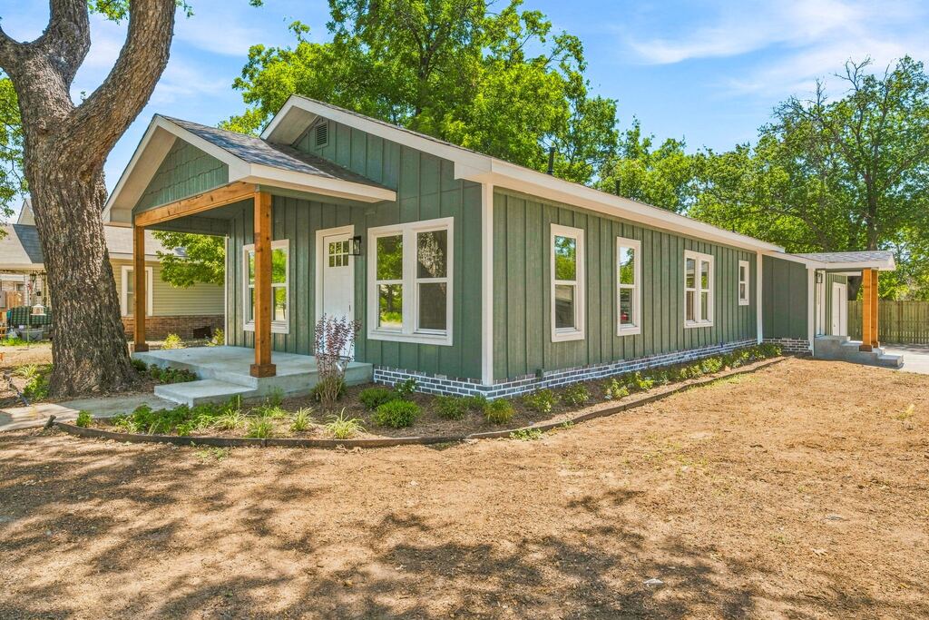 910 3rd Street, Graham, TX 76450 — photo 1