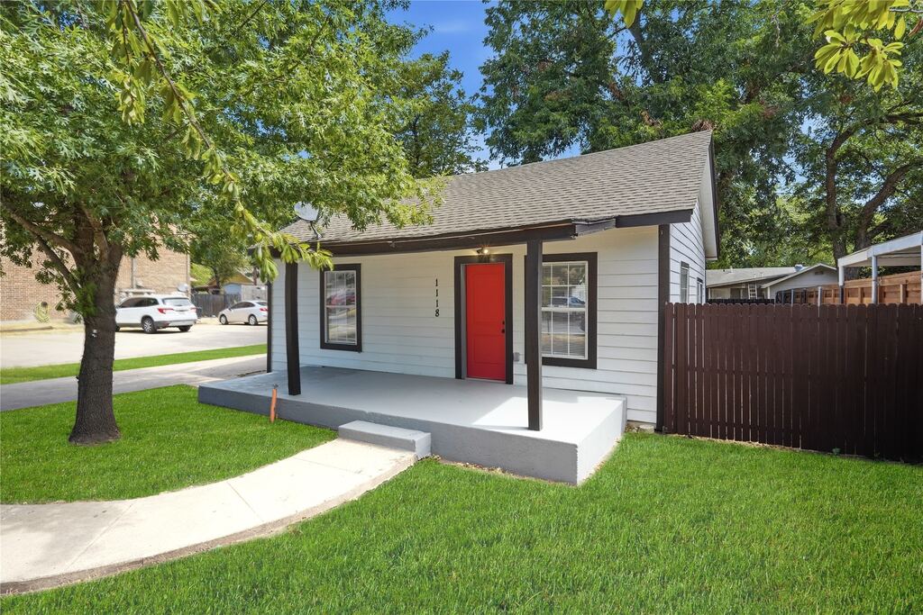 1118 Oxford Street, River Oaks, TX 76114 — photo 1