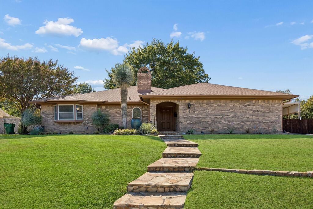 5945 Diamond Oaks Drive S, Haltom City, TX 76117 — photo 1