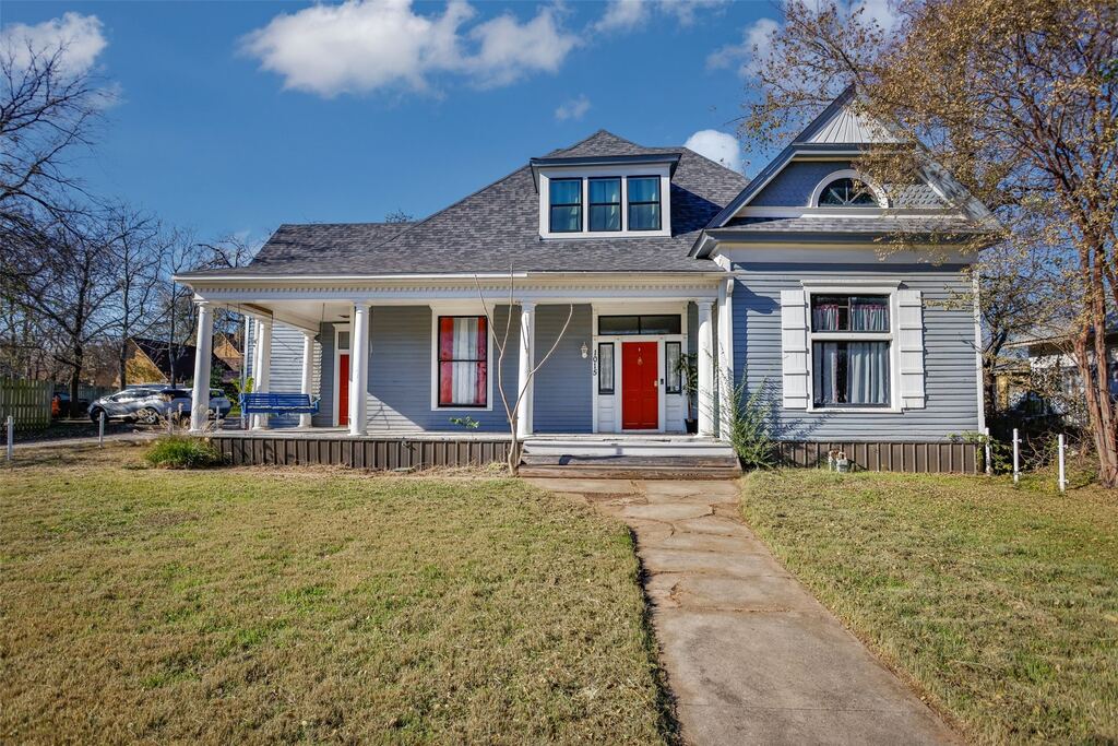 1015 N Dixon Street, Gainesville, TX 76240 — photo 1