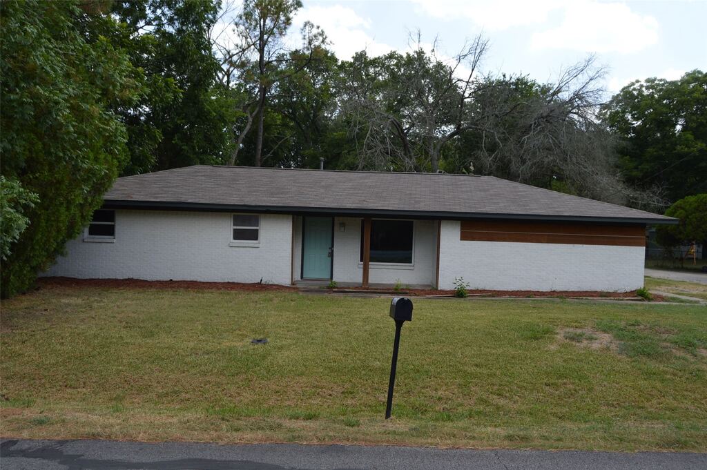 501 E 2nd Street, Quinlan, TX 75474 — photo 1