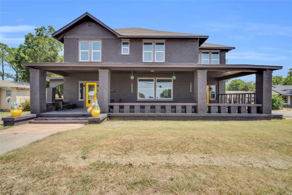 805 E Wise Street, Bowie, TX 76230 — photo 1