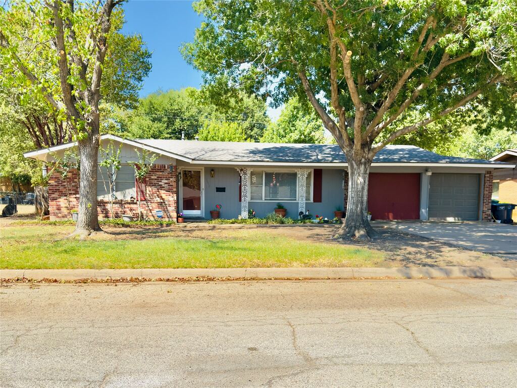 1552 Montclair Drive, Fort Worth, TX 76103 — photo 1