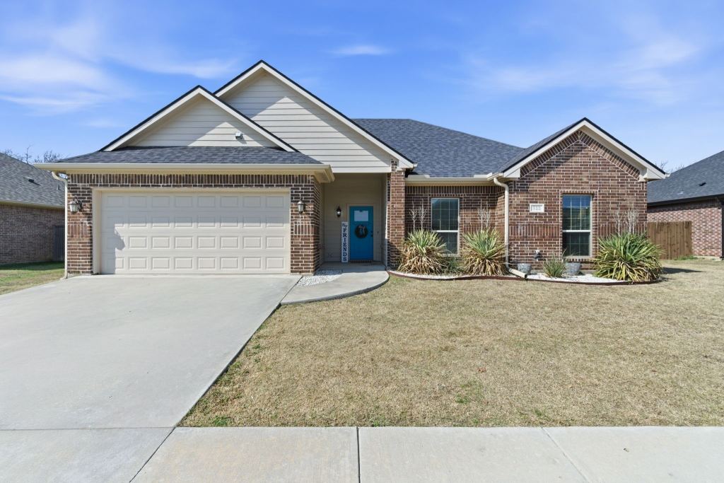 711 Hadley Lane, Valley View, TX 76272 — photo 1