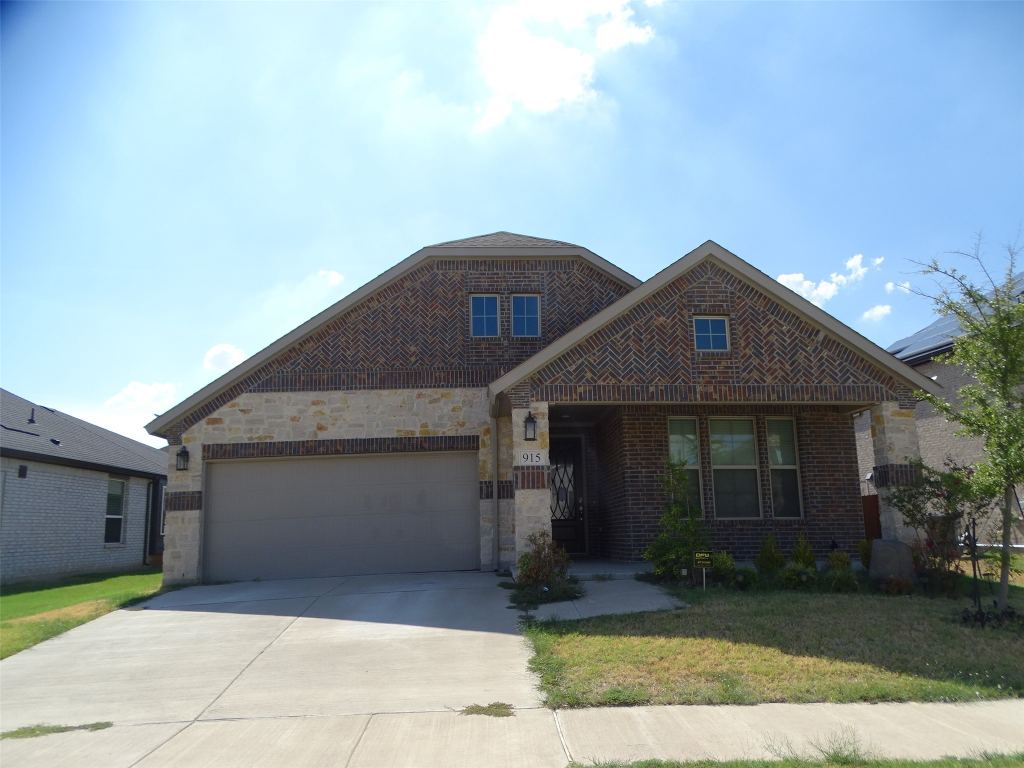 915 Hawthorn Lane