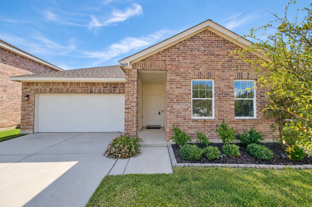 1409 Ancer Way, Fort Worth, TX 76052 — photo 1