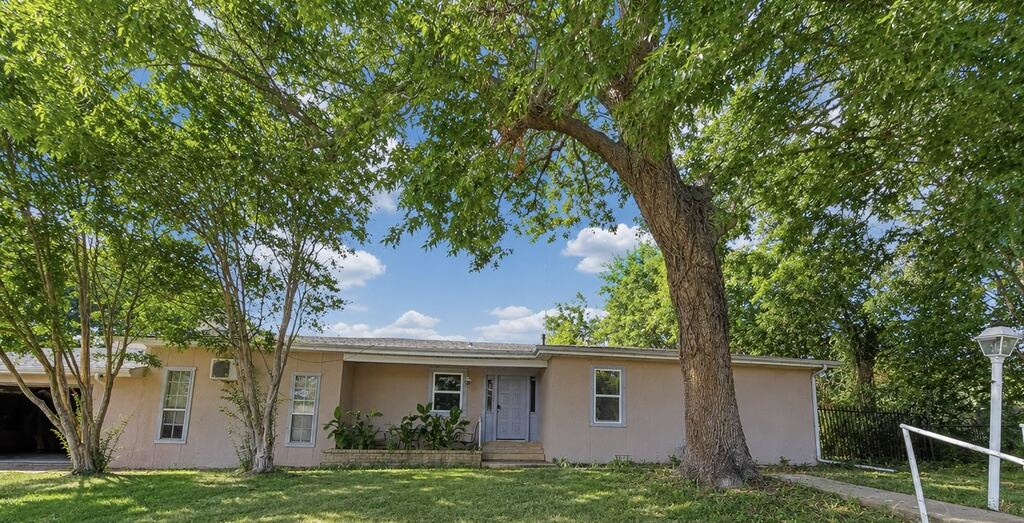 701 W Saunders Street, Trenton, TX 75490 — photo 1