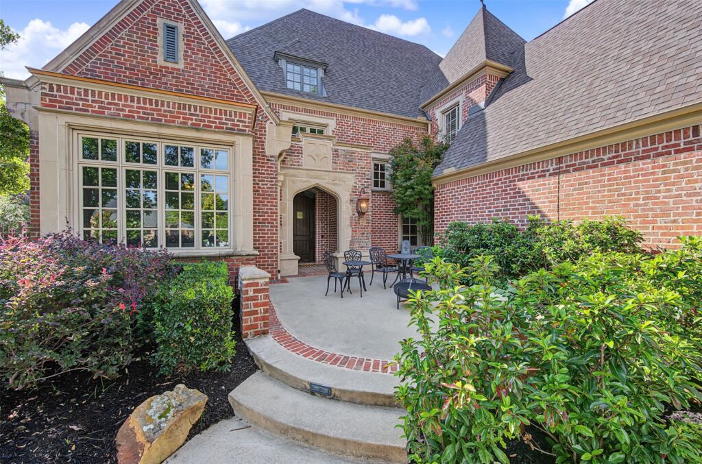 1813 Camden Green