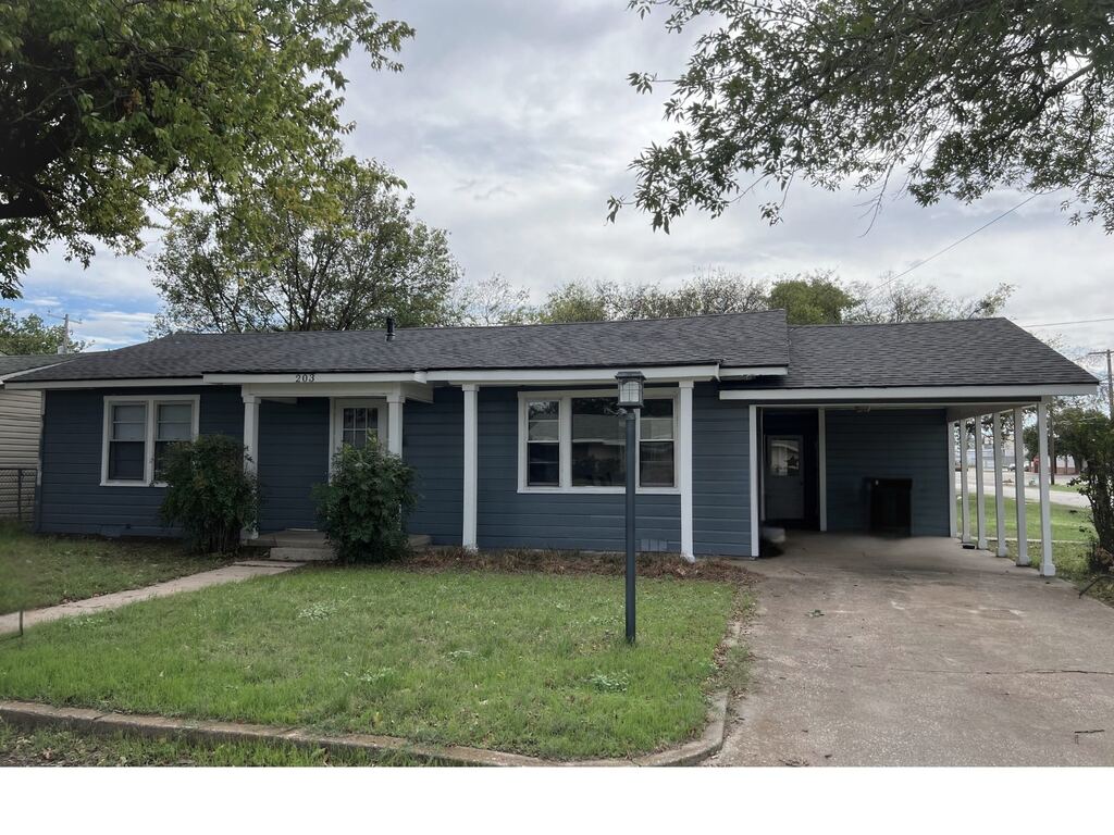 203 E Spring, Henrietta, TX 76365 — photo 1