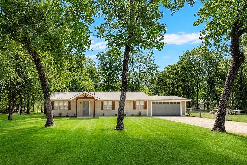 110 Meadowood Road, Enchanted Oaks, TX 75156 — photo 1
