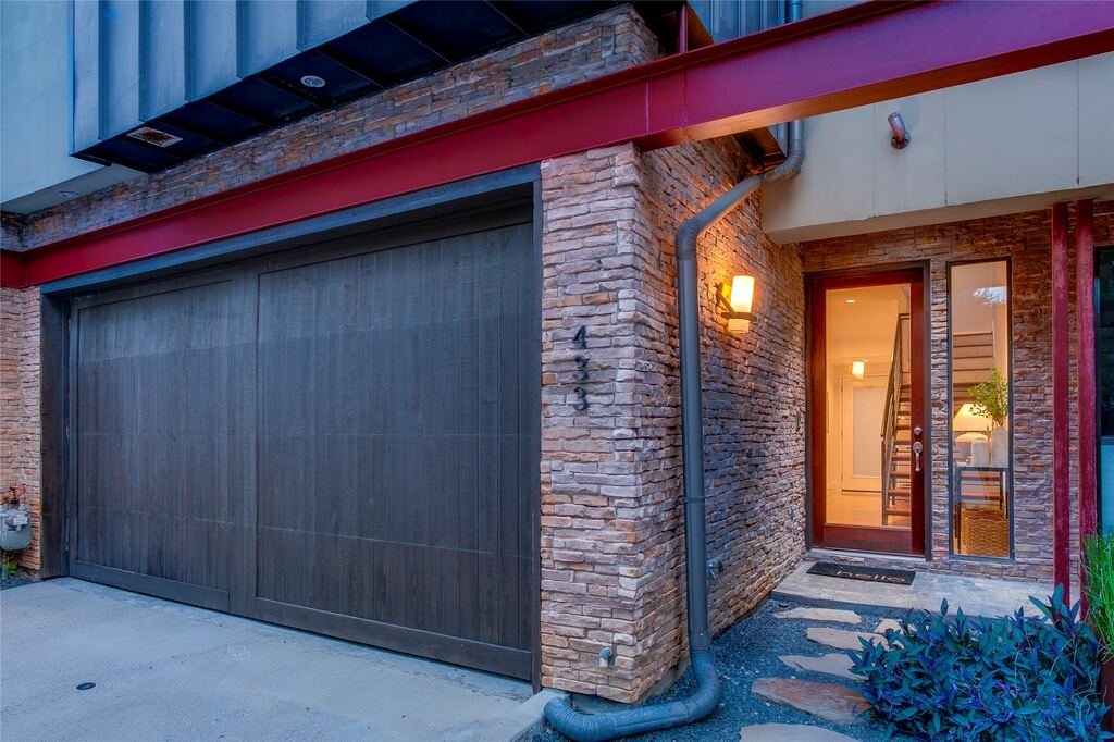 433 Trinity River Circle, Dallas, TX 75203 — photo 1