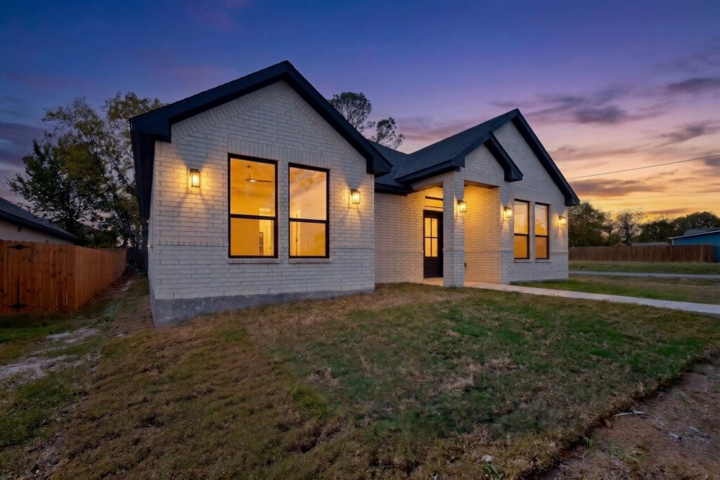 1309 N BRECKENRIDGE Street, Ennis, TX 75119 — photo 1