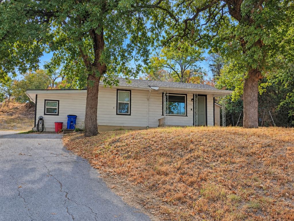 636 E Columbia Drive, Azle, TX 76020 — photo 1