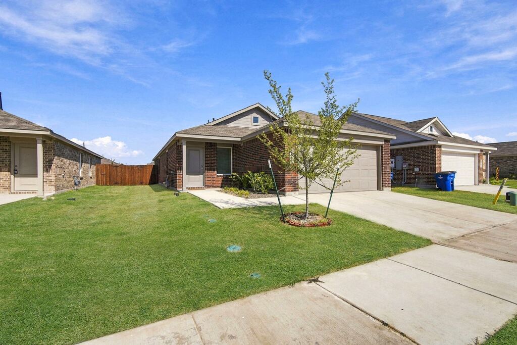 2052 Shady Oaks Drive, Ennis, TX 75119 — photo 1