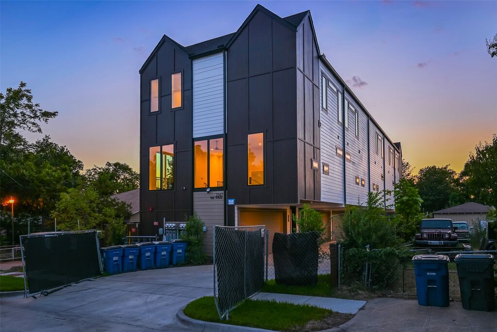 2247 Mail Avenue 102, Dallas, TX 75235 — photo 1