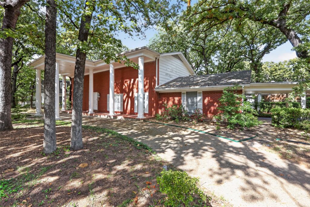 2456 Lakeview Circle, Arlington, TX 76013 — photo 1