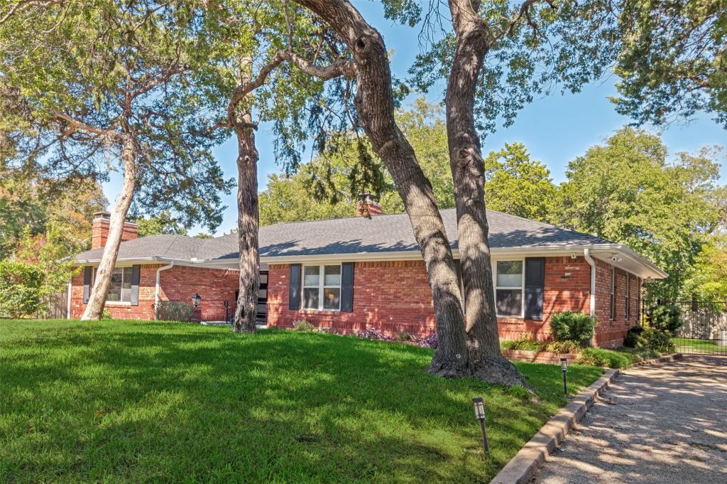 447 W Colorado Boulevard, Dallas, TX 75208 — photo 1
