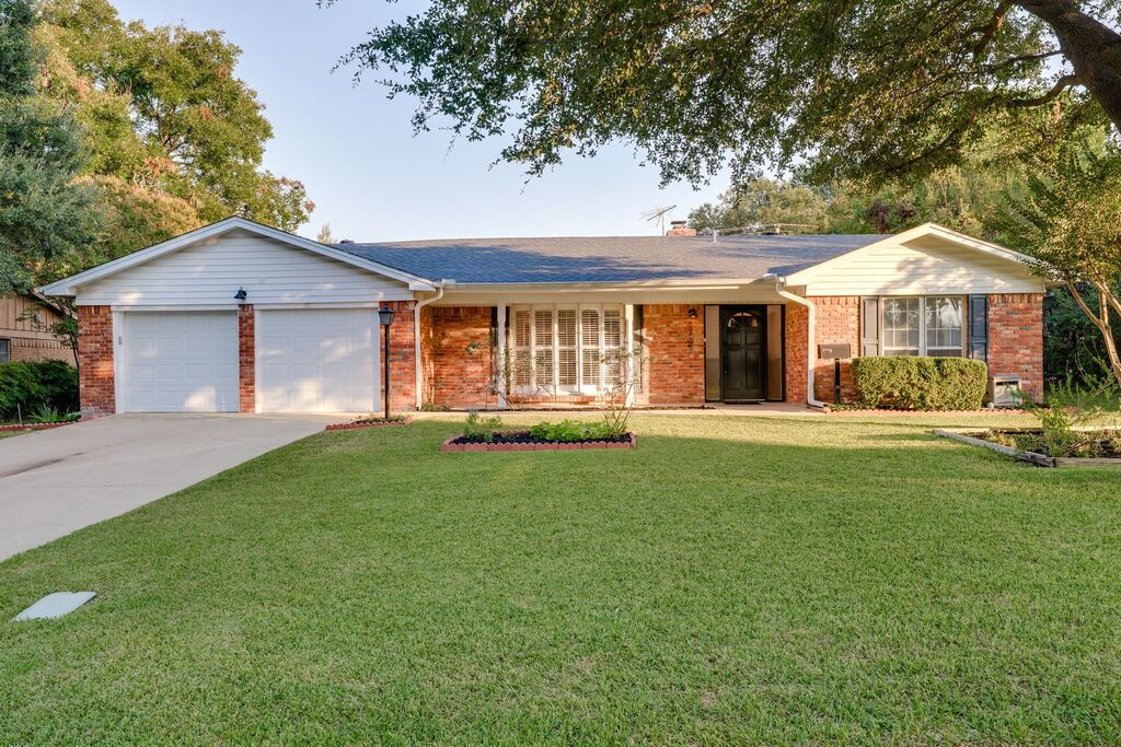 6305 Whitman Avenue, Fort Worth, TX 76133 — photo 1