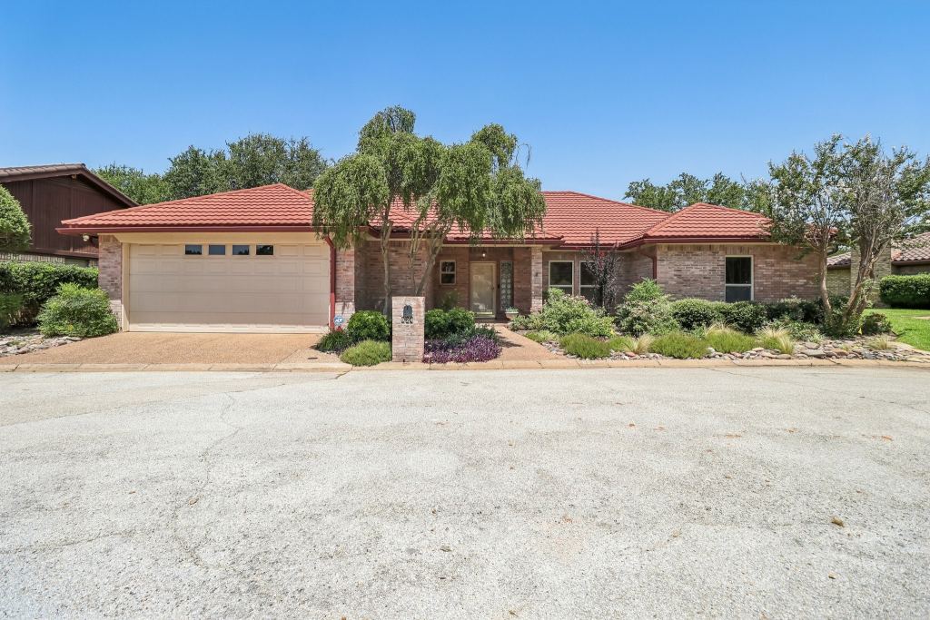 824 Havenwood Lane S, Fort Worth, TX 76112 — photo 1