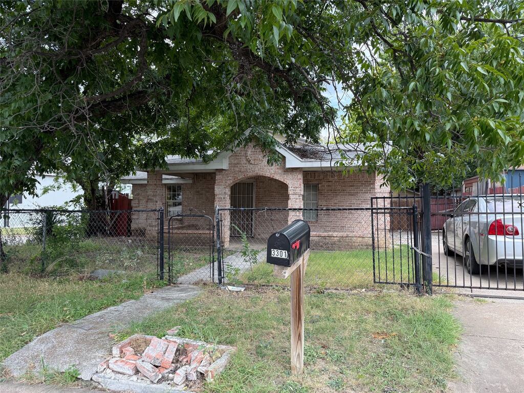 3301 S Main Street, Fort Worth, TX 76110 — photo 1
