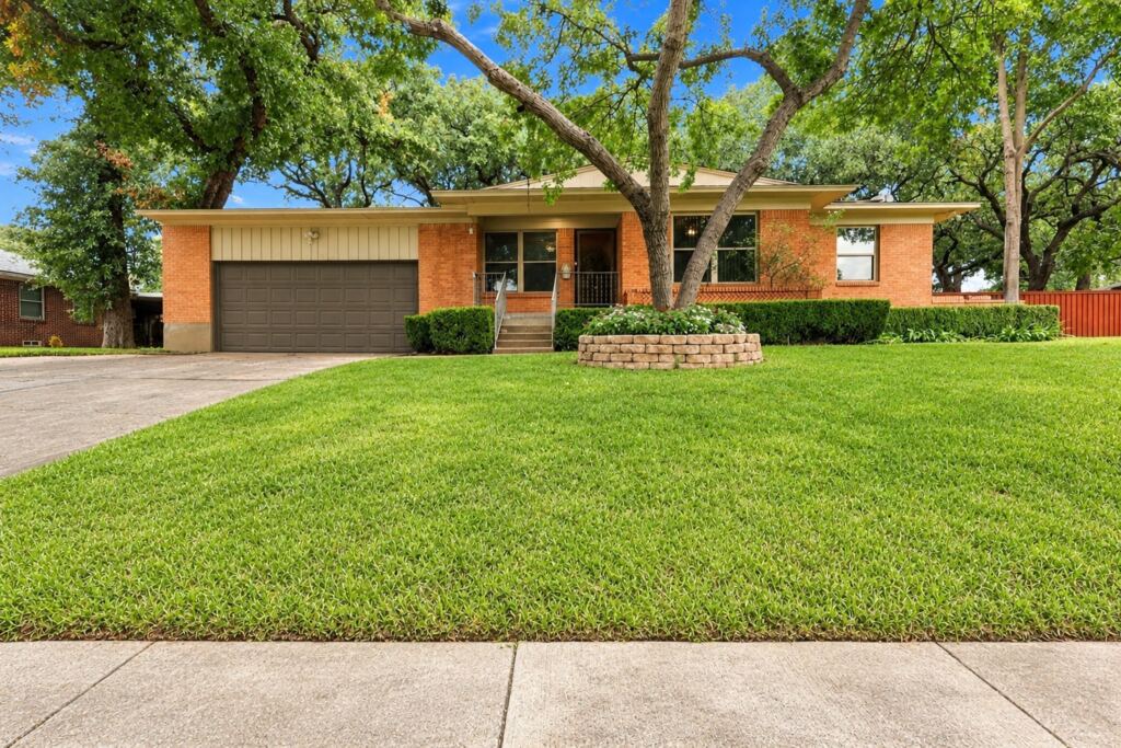 1233 Fair Oaks Drive