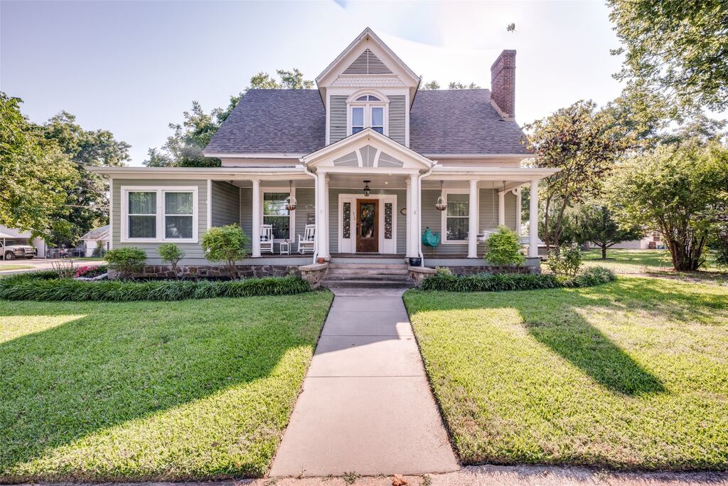 310 E Tarrant Street, Bowie, TX 76230 — photo 1