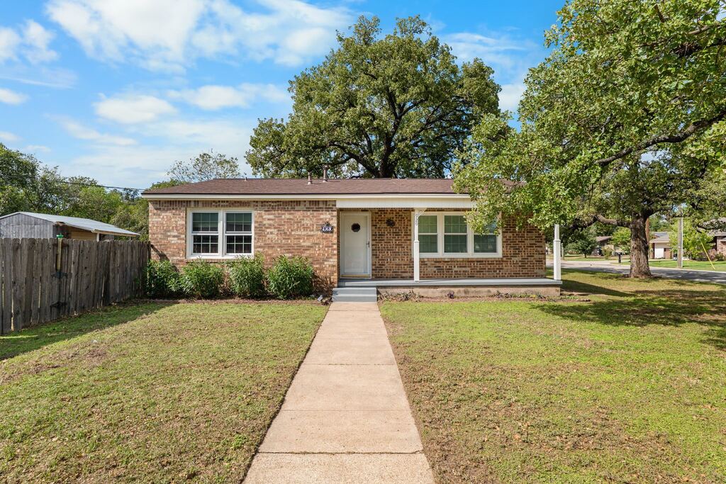 920 Avenue C, Lacy Lakeview, TX 76705 — photo 1